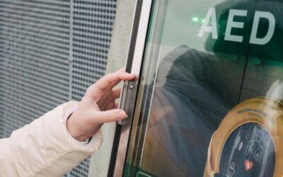 Defibrylator AED i psychologiczny efekt świadka – dlaczego ludzie nie reagują i jak to zmienić?