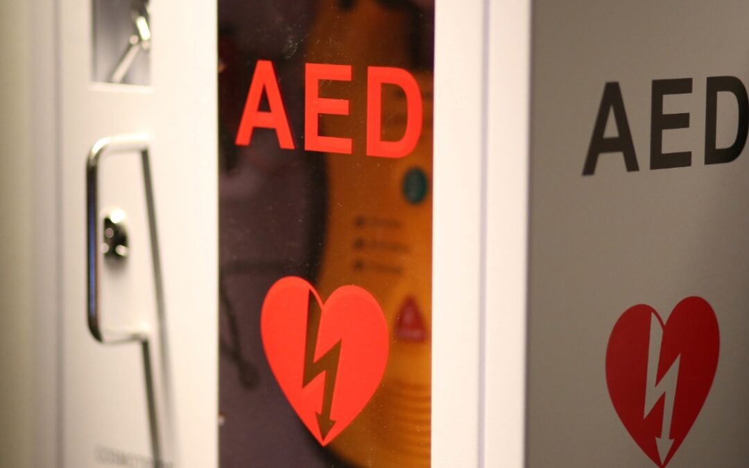 Szkolenia z obsługi AED – jak przygotować psychicznie pracowników do działania pod presją?
