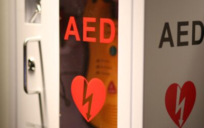 Szkolenia z obsługi AED – jak przygotować psychicznie pracowników do działania pod presją?